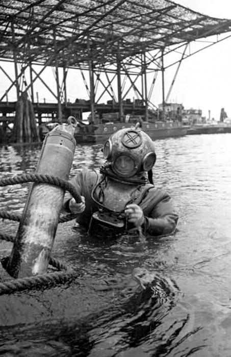 1945 Submarine salvage -Kiel#.jpg