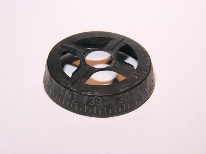 L1170779.jpg (42.95 KiB) 41160 mal betrachtet Kompassrose nach der Reinigung mit Spiritus. Die schwarze Lackierung ist mit den Jahren fleckig geworden.
