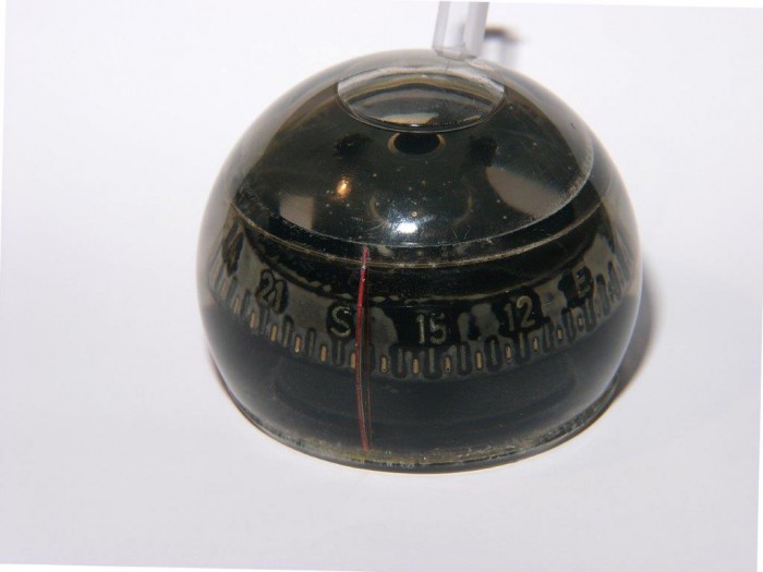 L1170799.jpg (53.2 KiB) 31730 mal betrachtet Das Polycarbonatgehäuse wurde mit UHU "Hart" Kunststoffkleber verklebt und eine Woche zum Ablüften auf den Heizkörper gelegt. Auch dieser Kleber ist ölresistent. Aufgefüllt wurde mit dünnflüssigem Silikonöl.