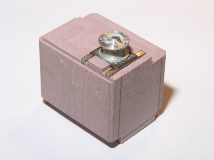Um die Magnete wieder ganz genau ankleben zu können, wurde eine kleine Hilfsvorrichtung gefräst.  So konnte das Mittellager genau positioniert werden.  Verklebt wurden die Magnete mit ölresitenem Zweikomponentenkleber.