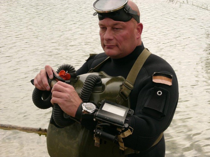 Wenn das unser Jens so trägt, dann gehört das Gerät auch vorne hin. Die Gurte lassen keine andere Möglichkeit.  Da Bild stammt vom Herbsttreffen Süd 2015.