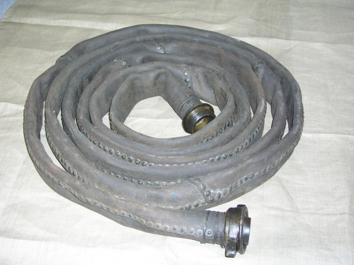 lederschlauch#.jpg (602.56 KiB) 445909 mal betrachtet Dieser alte Feuerwehrschlauch ist genietet. Jene aus Leder müssen ähnlich ausgesehen haben. Ich nehme an, die Schäuche von Kreeft waren dünner, 1" vieleicht. . .?