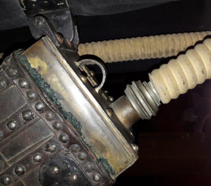 20170913_104313.jpg (412 KiB) 113617 mal betrachtet So könnte der Schlauchanschluß ausgesehen haben. Im Augenzeugenbericht steht, daß die Gewindetülle im Schlauch saß, ganz so wie in dieser Abbildung. Die Überwurfmutter bei Kreeft könnte auch so gestaltet gewesen sein. Dieses "Design" habe ich im www auch bei Geräten gefunden, die um 1800 und vorher gebaut wurden.