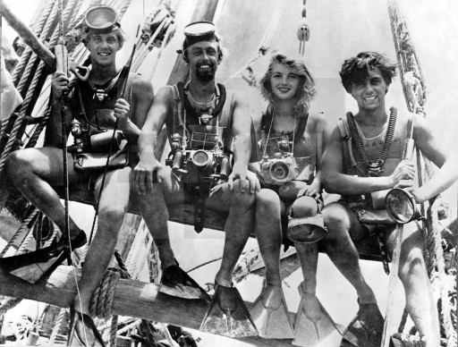 Lotte hat ein Gehäuse von Kurt Schaefer umhängen.