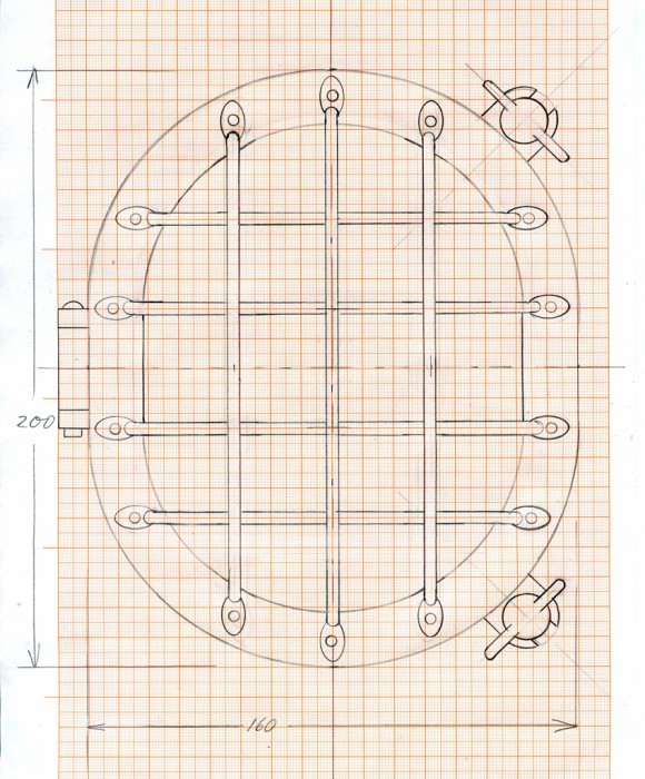 Im Zeitzeugenbericht werden die Außenmaße mit 8 bis 9 Zoll genannt, das ist viel zu groß: ca. 180 x 220 mm.  Wir würden Probleme bekommen das flache Fenster an die runde Helmform zu montieren.  Ich habe es daher ewas verkleinert.  Links sitzt ein Scharnier, rechts außen zwei Flügelmuttern, die das Fenster zuhalten.