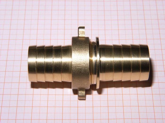 Die Schlauchanschlüsse machen wir so.  Vielleicht finden wir noch Vorlagen für ein Design um 1800.