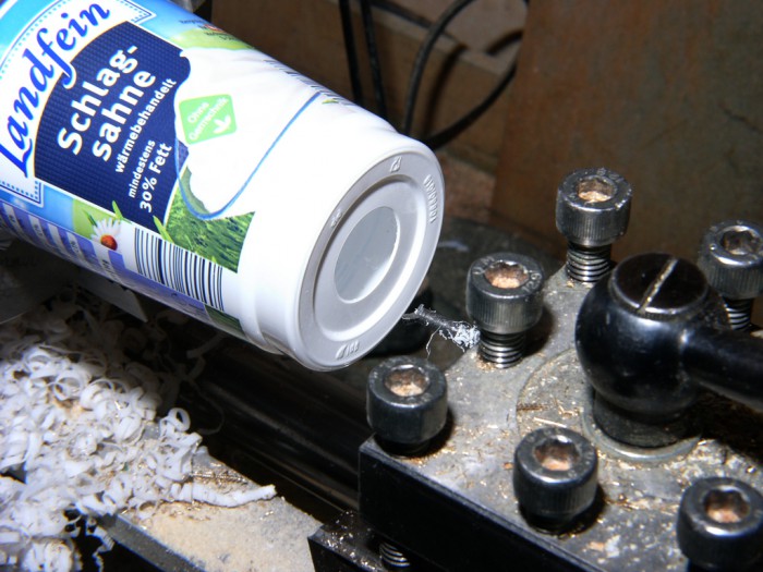 L1190720#.jpg (688.91 KiB) 33338 mal betrachtet Sahnebecher von unten aufgebohrt, daß er press auf ein Stück Gartenschlauch passt. Mit einem scharfen Drehstahl ging das auf der Drehbank.