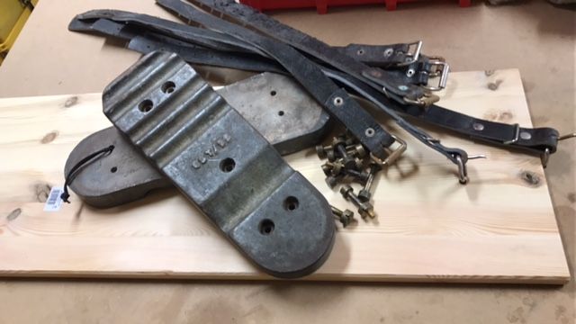 Wie immer auf den letzten Pfiff, müssen ja noch die Kreeftschen Taucherpuschen gebaut werden. Zum Glück habe ich noch die Sohlen von einem paar alter Taucherschuhe incl. Messingbolzen und einigermaßen passende Riemen zu liegen.....