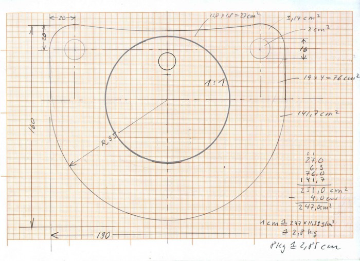 img171# Kopie.jpg (343.7 KiB) 44218 mal betrachtet Die 2 kg Gewichte werden der einfachheithalber rund mit einem seitlichen Loch für einen Tampen, mit dem binden wir sie ans Achselgewicht.<br />Das Achselgewicht bekommt ein entsprechendes Loch oben in der Mitte. So können wir den Nachbau je nach Bedarf tarieren. Peter K. würde sagen: "behängen". . . .