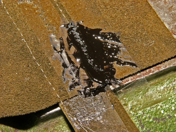 L1200440#.jpg (938.92 KiB) 44048 mal betrachtet Mit einer kleinen Spachtel wurde Unterbodenschutz (verdünnter Teer) <br />in die Fadenlöcher gedrückt. Links und rechts von der Naht wurde mit Tesafilm abgelebt.