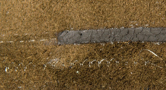 L1200446#.jpg (585.98 KiB) 43327 mal betrachtet Nach dem Trocknen sieht das so aus. Eine dünne Schicht Unterbodenschutz wurde über der Naht gelassen, sie ist rissig und damit ohne Dichtwirkung.