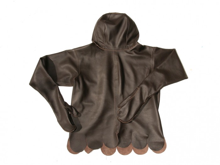 Jacke mit angesetzten Armen.  Das Kopfteil sieht hier zu klein aus, das liegt an der Perspektive,   Das Leder ist schön geschmeidig, man bewegt sich darin sehr leicht.  Mit den Armen nach oben gestreckt passt man gerade so hinein.