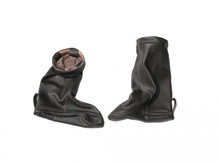 Stiefel mit Kauschen.  Der Kauscheninnendurchmesser passt gerade so über Ferse und Rist. . . .