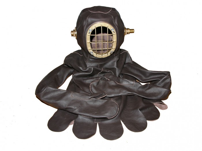 Provisorisch zusammengebauter Helm. Die Messingschrauben sind bestellt, andere Kleinteile in Arbeit.