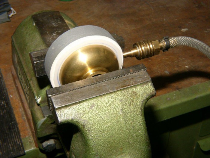 27 Druckprüfung.jpg (121.49 KiB) 52110 mal betrachtet Die einzelnen Teile im Schraubstock zusammengedrückt und mit 1 bar für 10 Minuten belastet