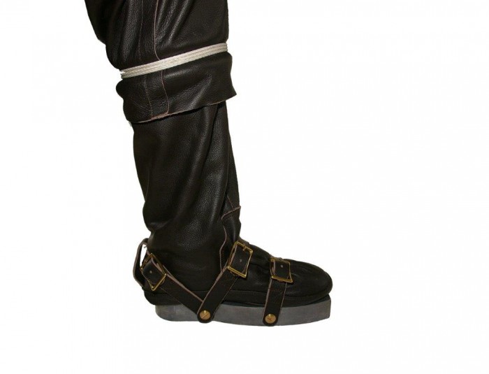 Bleisandalen, es ist besser innen Neoprensocken oder einen leichten Stoffschuh zu tragen damit die Riemen nicht zu spüren sind. Diese müssen wegen der Socken/Schuhe noch verlängert werden.