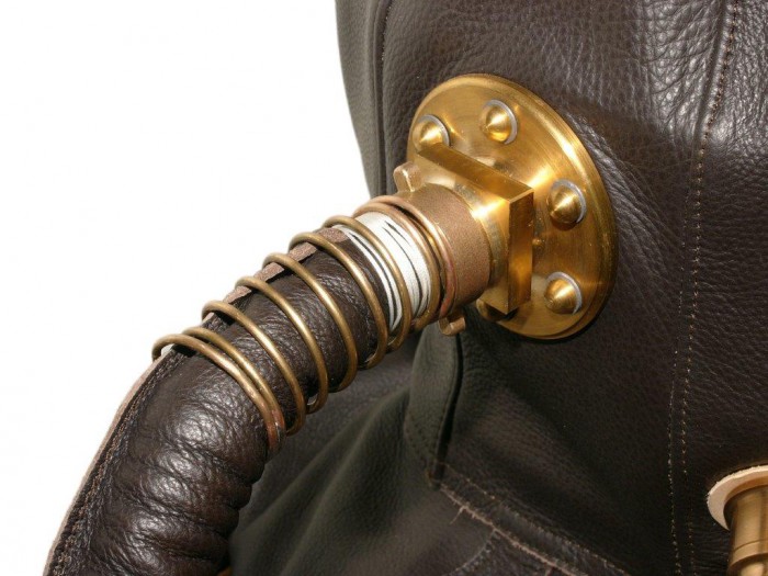 Schlauchanschluß am Helm mit einer Feder aus 2,5 mm Messingdraht als Knickschutz.  Ein lederner Knickschutz hat sich nicht bewährt.