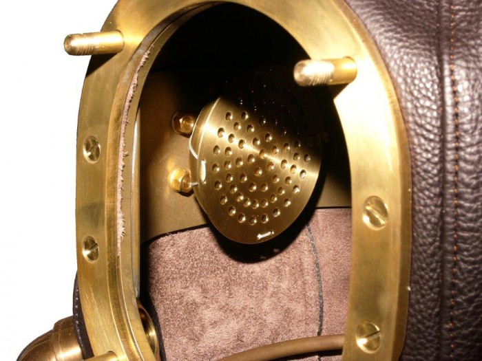 Blick in den Helm auf den Schalltrichter mit Schutzblech