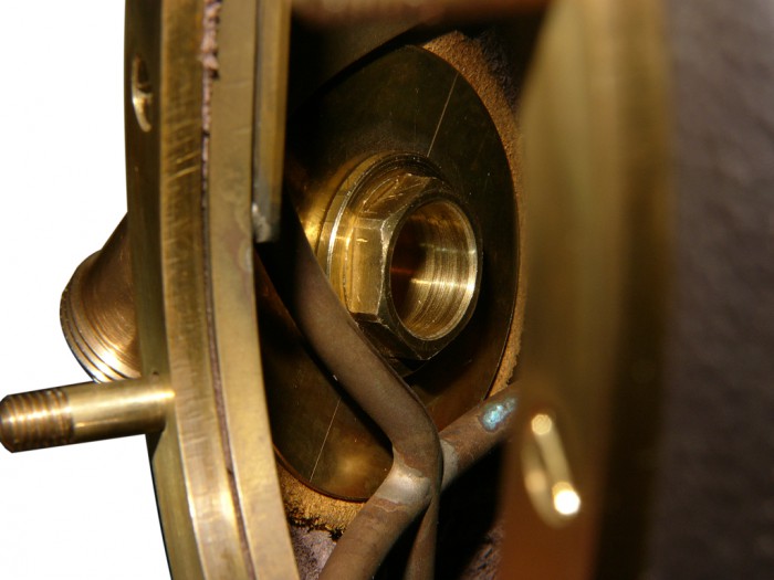 Blick in den Helm auf den Luftausgang.  Innen wurde zur Sicherung eine runde Messingscheibe eingebaut. Sie verhindert das der Anschluß herausgehebelt werden kann.