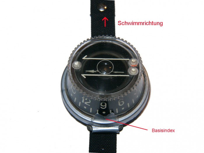 Diese Zahl stellt man auf den Basisindex.  Beim Anschwimmen muß der Pfeil auf der Karte paralell zu den beiden Pfeilen auf der Gehäuseoberseite stehen. Die Schwimmrichtung ist dann nach Osten, 90 Grad. . .