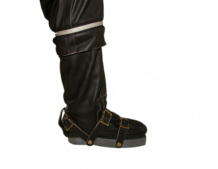 L1210580#.jpg (260.28 KiB) 122743 mal betrachtet Ich bin auf der Suche nach einem etwa 5 mm dicken Seil aus Naturfaser, welches wir zum Einbinden an den Kauschen verwenden können. Für die Fotos wurde Kunsstoffseil verwendet. Das ist nicht authentisch, die Knoten lösen sich sehr einfach.