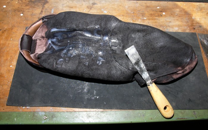 Eingezogenes Fett nach der Wärmebehandlung.  Das Leder färbte sich dabei dunkelbraun. Die Spachtel hat sich beim Auftrag nicht bewährt.  Schneller und gleichmäßiger gings mit der Hand.