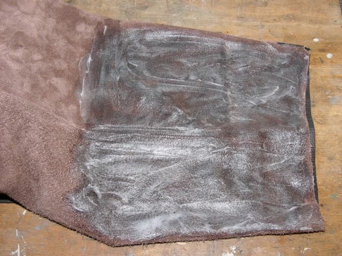 L1230244#.jpg (509.36 KiB) 123487 mal betrachtet Hosenbein, vor der Wärmebehandlung innen mit Vaseline bestrichen.