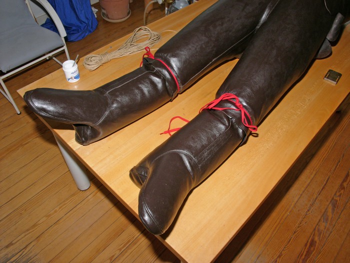 Schnürsenkel von Wanderschuhen (rot) ließen sich gut verknoten.