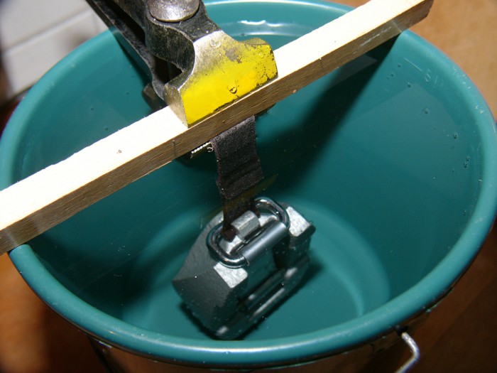 Versuchsaufbau mit einem 2 kg Dräger Klemmblei in &quot;Ostseewasser&quot;