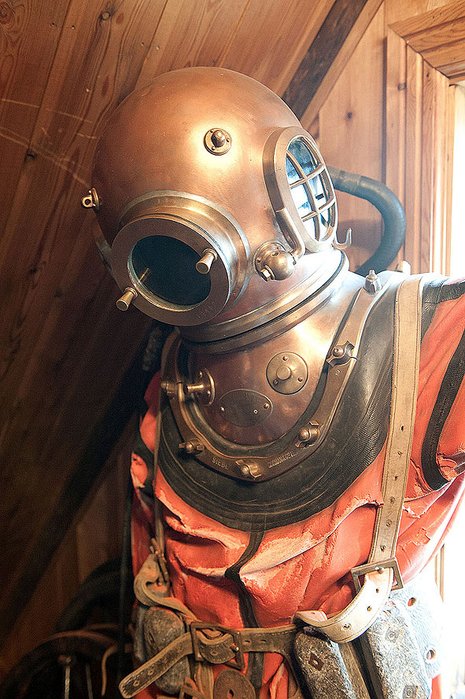 David Dekker: „Der Helmtaucher: Siebe, Gorman &amp; Co Ltd. 12 bolzen Helm,, leider ist der Zinn abgeputzt ... Gewichte gehören nicht dazu weil die sind Amerikanisch, die Schuhe sind wahrscheinlich Siebe Gorman. Anzug ist etwas modenes, werden von ZB Viking nocht immer mit 12 Bolzen Kragen gebaut fuur die Helmtaucher: im Norwegen werd der 12b SG Helm noch immer professionel getaucht.“<br />„Wann die Sachen mal verkauft werden soll der Eigner mir mal bescheid geben“ <br />Phil Thurtle: „The helmet is probably from the 1940's or 1950's.“