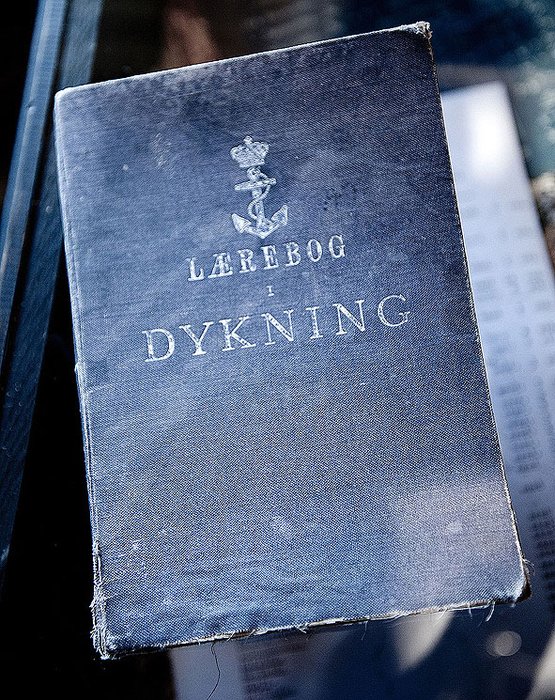 David Dekker: „Das Buch: das ist das Taucher Lehrbuch der Danische Marine. Ich hab's auch im Bibliothek, ist aber ein seltenes Buch. Diese ist der Letzter Ausgabe, es gibt auch altere ausgaben.“