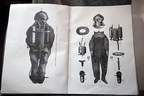 Phil Thurtle: „I cannot help with the book but you can see it is Drager equipment and most recent printed date 1950.“