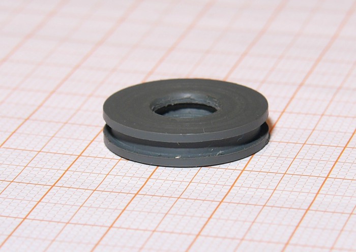 Außendurchmesser 19,9 mm, Bohrung 8,1 mm, 4 mm breit.  Einstiche für 2 mm O-Ringe.