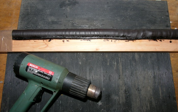 L1240326#.jpg (729.64 KiB) 116458 mal betrachtet Entlang der Naht und der Seite wurde mit einem Spatel heißes Pech aufgetragen und kräftig eingedrückt.<br />Das Ganze geschah unter Warmluft, welche das Pech flüssig hielt.