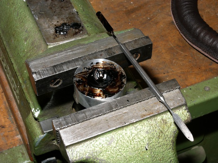 L1240328#.jpg (864.11 KiB) 118439 mal betrachtet Pech Schmelztiegel und Spatel