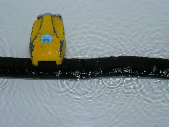 L1240330#.jpg (550.6 KiB) 117459 mal betrachtet Test bei 0,5 bar. . . In der Badewanne zeigt sich, daß die allermeisten Luftblasen seitlich an der Naht zwischen den Lederlängsseiten herausperlen. Das ist auf dem Foto schlecht zu erkennen. Aus den Nahtlöchern und der Fläche perlt es hie und da auch heraus.