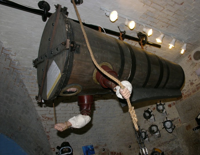 Der wohl berühmteste Pendelatmer war John Lethbridge (1675–1759).  Er tauchte in einem ca. 300 Literfaß ohne Frischluftversorgung bis zu 30 Minuten.  Das hat Robert Sténuit durch einen Versuch vor einigen Jahrzehnten bestätigt.  <br />Wie es Lethbridge geschafft hat, den Druckunterschied  zu seinen Armen schadlos zu überstehen, ist heute noch nicht ganz klar.  Um den Druckunterschied zu minimieren, hat er seine Tonne teilweise geflutet.  Er wurde 84 Jahre alt und hat mehrere Hundert solcher Tauchgänge absolviert. Das waren harte Burschen, da kann man nur den Hut ziehen.