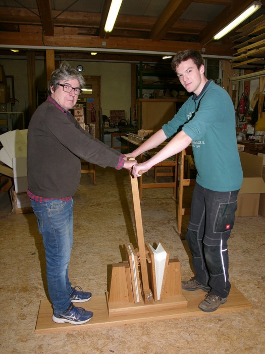 L1240421#.jpg (801.33 KiB) 106007 mal betrachtet Orgelbauer Heinz Jäger und Geselle, führen den Balg vor.