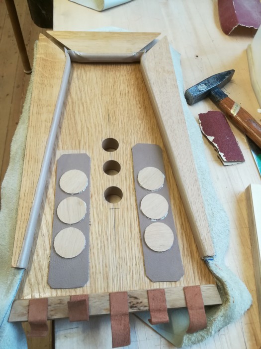 Links und rechts je drei Saugventile mit Lederklappen.  Mittig drei Druckventile auf der Gegenseite.