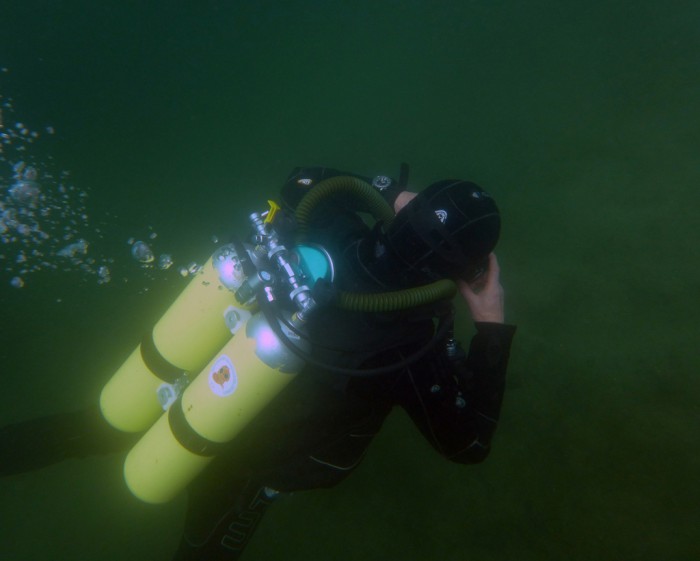 Flaschen tief hängen, schräge Schwimmlage. . .