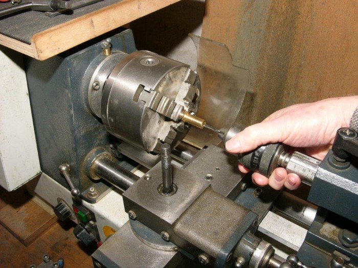 Selbst kleine Innengewinde lassen sich so ratzfatz schneiden. Das Bohrfutter mit dem Gewindebohrer bis fast an das Werkstück führen. Die Maschine langsam laufen lassen und dabei das in der Pinole LOSE Bohrfutter von Hand ins Loch führen. So spürt man wenn der Gewindebohrer am Ende angekommen ist und man lässt das Bohrfutter los.