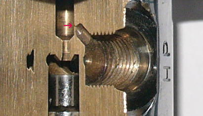 Die Kunst bestand darin, die 0,1mm Bohrung zum HD-Abgang genau in deren Mitte zu erwischen, siehe roter kleiner Pfeil. Alles reine Nervensache.