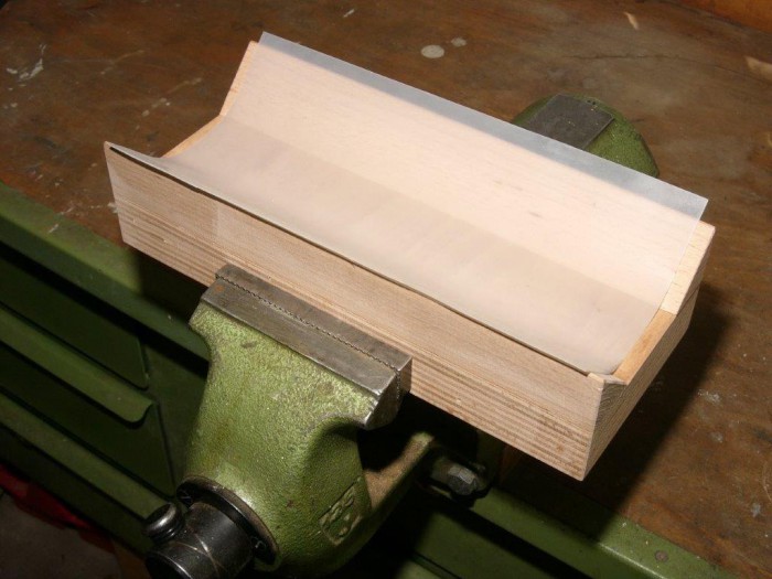 L1290165.jpg (93.92 KiB) 16552 mal betrachtet Die Silikonfolie verhindert ein Durchdrehen der Flaschen, schont auch den Lack.<br />Gummi würde abfärben.