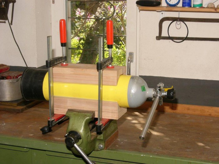 Das zweite Stück kommt oben drauf, ebenfalls mit Silikonfolie. Die Schraubzwingen hallten die Flasche in Position.