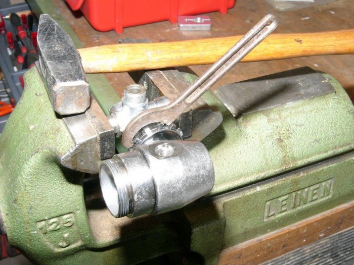 Mit dem Nasenschlüssel ist das Handrad ordentlich festgezogen worden.