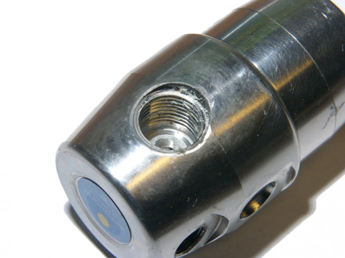 Auch im M16 x 1,5 Innengewinde ist der Zweikomponentenkleber zu sehen.