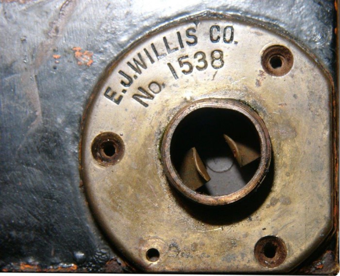 L1290394.jpg (124.49 KiB) 25889 mal betrachtet Das ist ein Elektroanschluss!