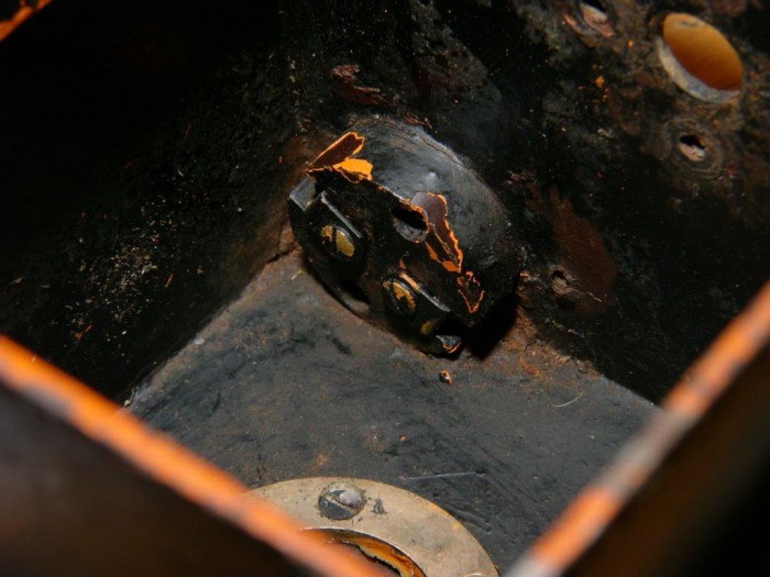 L1290399.jpg (104.03 KiB) 22780 mal betrachtet So sieht innen die Gegenseite aus. Da sind zwei Anschlüsse zu sehen.