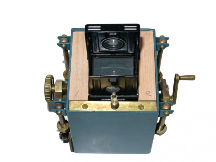 L1290815.jpg (59.07 KiB) 17437 mal betrachtet Es wurde eine einfache Lösung gefunden die Kamera im Gehäuse mit zwei Holzleisten zu fixieren. Zusammen mit dem Gehäuseoberteil sitzt sie schön fest.<br />Das " L & R" stimmt bei einem Gehäuse aus Frankreich natürlich nicht, da sollten stehen G & D. . . .