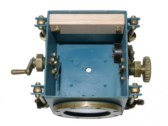 Bild 17.jpg (70.86 KiB) 17799 mal betrachtet Die Messingteile am Boden wurden entfernt, die zugehörigen Gewindelöcher verschlossen. <br />Eine Schraube durch den Boden hält die Kamera.<br />Das Holzteil an der Rückwand entspricht jetzt dem Original.